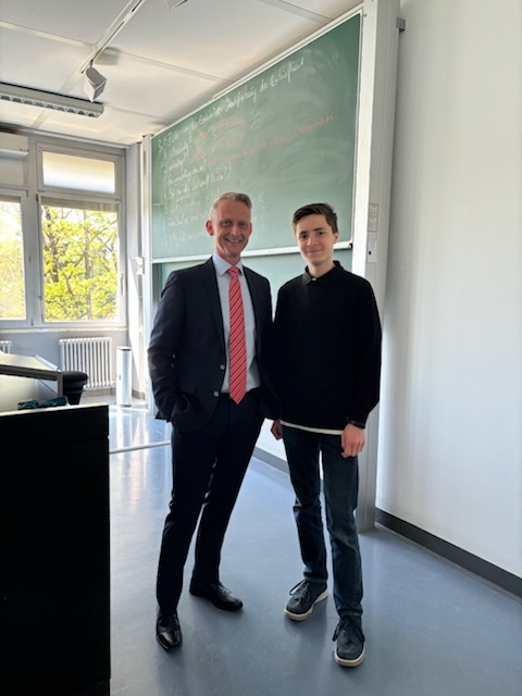 Matthias mit seinem Praktikumsbetreuer. Foto: HMBS